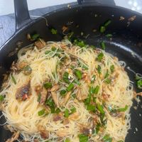 可能是麵、拉麵、炒麵、義大利麵和香菇的圖像
