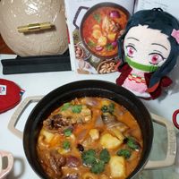 可能是火鍋、燉小牛膝、豆腐和文字的圖像