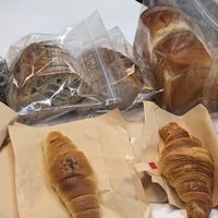 可能是巴布卡麵包、法式長棍麵包和半圓形餡餅的圖像