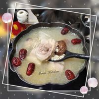 可能是粥、火鍋和顯示的文字是「 g Moon Kitchen 0 」的圖像