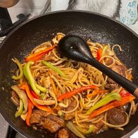 可能是快炒、炒麵和拉麵的圖像