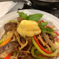 可能是肉排、炒麵、快炒和義大利麵的圖像