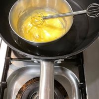 可能是蛋黃、起司火鍋和水波蛋的圖像