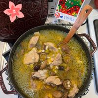 可能是燉小牛膝、粥和顯示的文字是「 staub Staub Staub staub * STAUB* 」的圖像