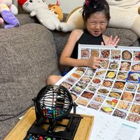可能是 1 人、小孩、兒童玩具和文字的圖像