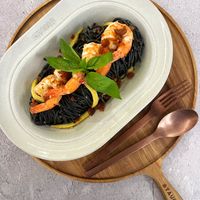 可能是西班牙大鍋飯、義大利麵和蝦的圖像