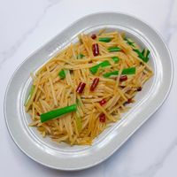 可能是麵、義大利麵和炒麵的圖像