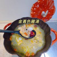 可能是粥、拉麵和顯示的文字是「 SAASE ማትማሔራያ 金黃色雞湯」的圖像
