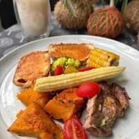 可能是肉排、豆煮玉米和文字的圖像