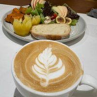 可能是咖啡杯、咖啡和總匯三明治的圖像