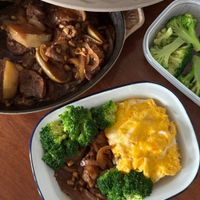 可能是燉小牛膝、肉排和顯示的文字是「 STAUB STAUB 」的圖像