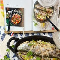 可能是西班牙大鍋飯和顯示的文字是「午仔魚欢飯 炊飯 無提例 巧可 24cm 和食码 24cm 1時 및ㅣ 1份量13-4人份 1材料 3米杯 450g) 午仔点 [高湯水】 保魚高溫 435g V7 」的圖像
