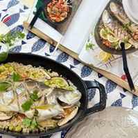 可能是 1 人、鯷魚、西班牙大鍋飯和文字的圖像