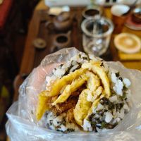 可能是鯷魚和壽司的圖像
