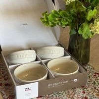 可能是顯示的文字是「 EE STAUB STAUB SET4BOWLS14CM SET4BC 14 CM SET 4 14 SET BOWLS BOLS SET4BOLS14CM 40 CM staub Ceramque STALE STALB by 」的圖像