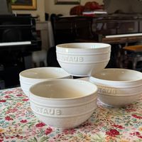 可能是顯示的文字是「 STAUB ਸপ TAUB STAUB 」的圖像