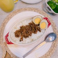 可能是蘇格蘭蛋、炸丸子、粥、北非小米飯、水波蛋和文字的圖像