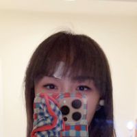 可能是 1 人、瀏海和電話的圖像