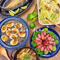 可能是火鍋、鯷魚、麵和文字的圖像