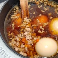 可能是水波蛋、粥、拉麵、蛋黃和文字的圖像