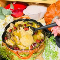 可能是肉餡餅、牧羊人派、水果塔和顯示的文字是「 STAU STAU 」的圖像