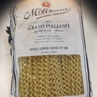 可能是顯示的文字是「 Molisae un SOLO GRANO ITALIANO DECORTICATO DECORTICATOAPIE PIETRA Aria pura di montagna, Acqua cristallina sorgente Mugnai da quattro generazioni w FUSILLI LUNGHI BUCATI N°308 COTTURA 12 MINUTI TRAFILATA AL BRONZO 500 」的圖像