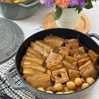 可能是豆腐、火鍋和顯示的文字是「 STAUB AUB 」的圖像