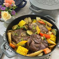 可能是肉排和燉小牛膝的圖像