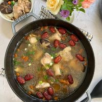 可能是火鍋和顯示的文字是「 S STAUB STAUB B SAYAS SUAIS 」的圖像