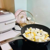 可能是蘋果、起司火鍋和鬆餅機的圖像