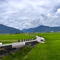 可能是雲、地平線和草的圖像