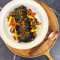 可能是香菇、義大利麵、豆腐和燉小牛膝的圖像