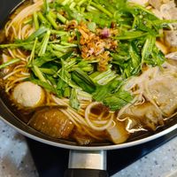可能是豆腐、麵、拉麵、火鍋、香菇和文字的圖像