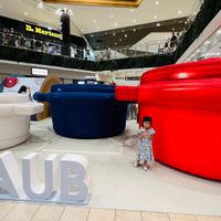 可能是 3 個人、玩具和文字的圖像