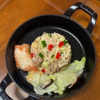 可能是豆腐、燉小牛膝、炒飯和北非小米飯的圖像