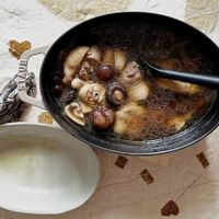可能是豆腐、香菇、火鍋和粥的圖像