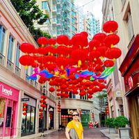可能是 1 人和顯示的文字是「 beneft T R 」的圖像
