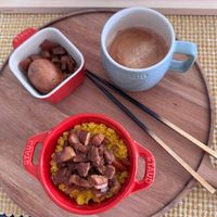 可能是木湯匙、北非小米飯、炒飯、咖啡杯和顯示的文字是「 있지 STAUE STAUD STAUD p STAUD STAUB STAUB 」的圖像