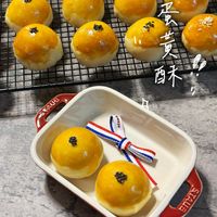 可能是蛋黃、港式點心、甜點和文字的圖像