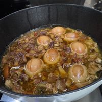 可能是水波蛋、蛋黃和燉小牛膝的圖像