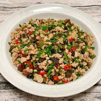 可能是北非小米飯、炒飯和豆腐的圖像