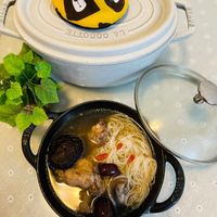 可能是火鍋、麵和文字的圖像