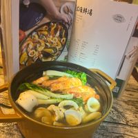 可能是火鍋、西班牙大鍋飯、豆腐、麵和文字的圖像