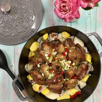 可能是燉小牛膝、肉排和顯示的文字是「 STAUB STAUB IAUB S 」的圖像