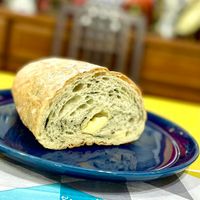 可能是黑麥麵包、法式長棍麵包和巴布卡麵包的圖像