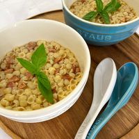 可能是粥、義大利麵、字母湯和北非小米飯的圖像