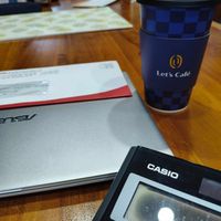 可能是咖啡杯和顯示的文字是「 Let'sCalé Café Let's CASIO CASIO CASIO F.CUT F.CUTUP Up 」的圖像