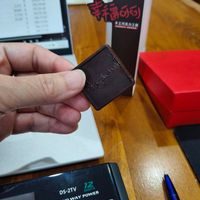 可能是巧克力棒、皮夾和文字的圖像