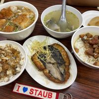 可能是粥和顯示的文字是「 I I STAUB 」的圖像