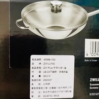 可能是顯示的文字是「 4 009 Made in Europe 產品貨號：40998-032 產品貨號： 40998-032 品 牌： ZWILLING 產品名稱： ZW 產品名稱：ZWPlus/中華炒我+ Plus/ Plus /中華炒證+ 蓝 材 質： :18/10下掃鋼 玻藻誤蓋 魔量：32公分 度 度量： 32公分 製造日期： 我造日期：2023.07 2023.07 牽 產地：比利時 牽地： 地： 比利時 委然商暨進口商： 為商晋造口商：台灣生人股份百限公司 台灣笠 股份有限公司 址： 台北市内湖區洲子街73號1樓 樓 話： (02)8751 話：(02)8751-9918 9918 地 麵 ZWILI Gruenewo Germany 0102162 」的圖像